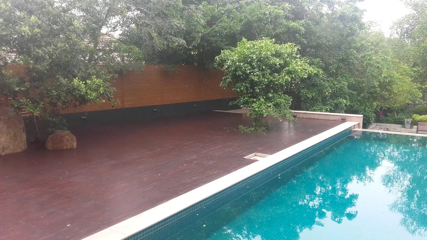 Boulders and tropical planting arranged along a pool deck